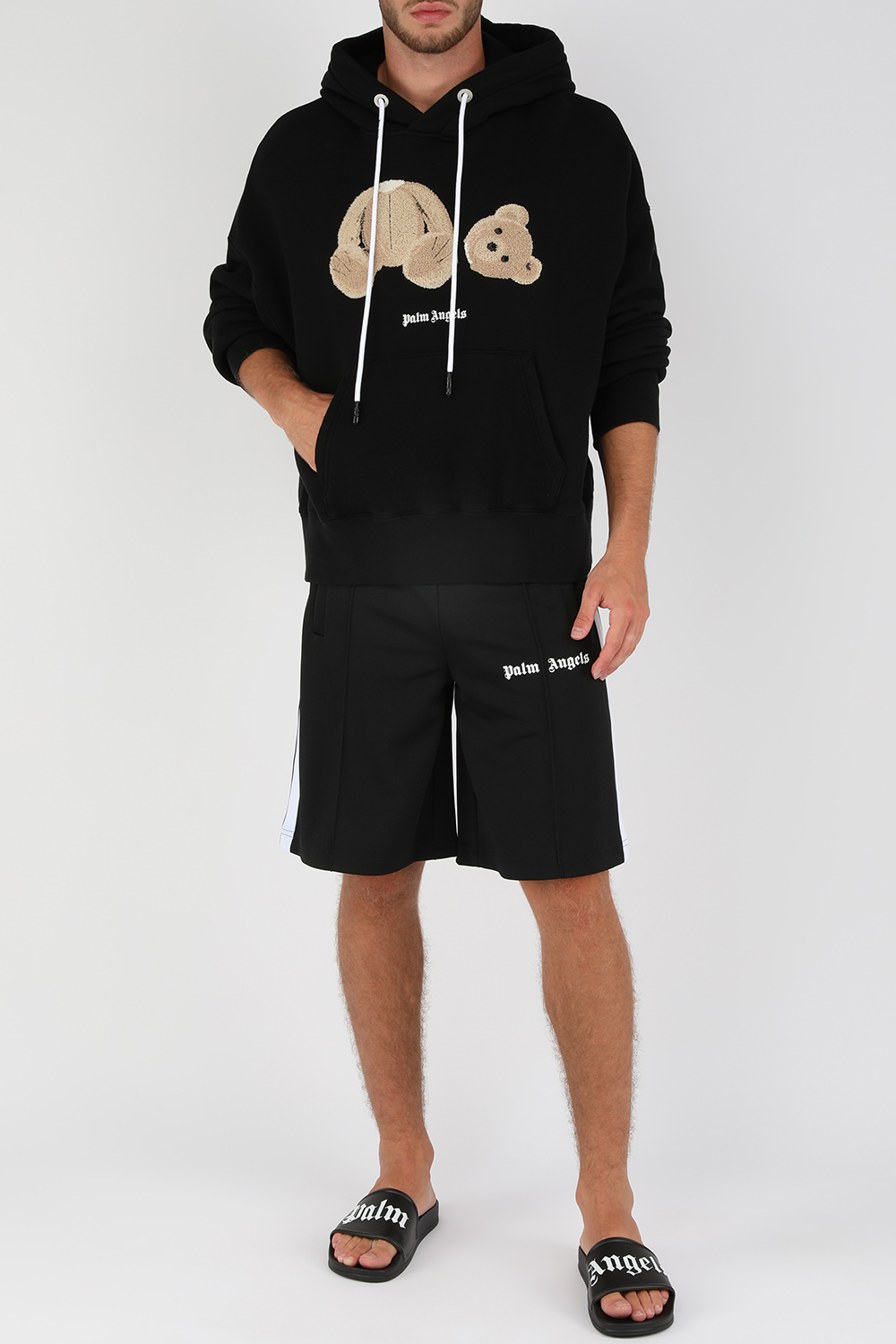 מכנסי טרנינג קצרים ושחורים